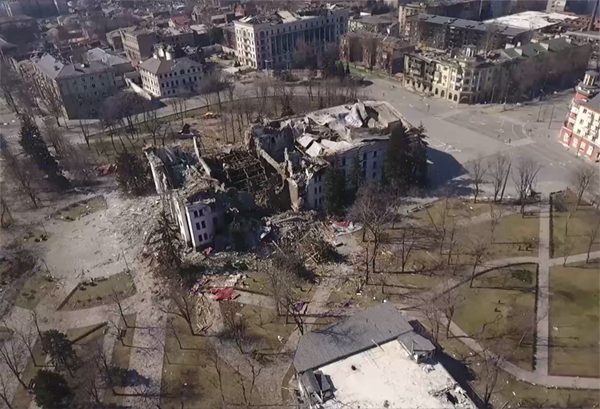 Выживший при взрыве мариупольского театра мужчина рассказал о преступлениях украинских боевиков