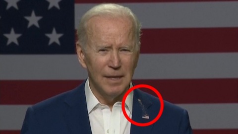 Голубь испачкал костюм Байдена во время его речи о ценах на бензин