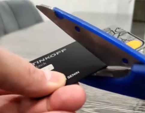 Клиенты «Тинькофф» режут карты банка после оскорблений Олега Тинькова