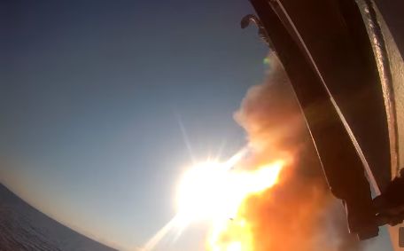 Пуск четырех крылатых ракет «Калибр» с борта фрегата Черноморского флота по объектам военной инфраструктуры ВСУ.