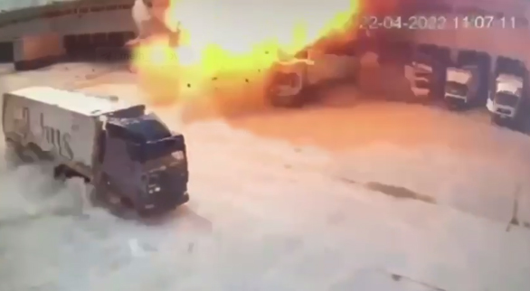 Момент мощного взрыва на складе “Новой почты” под Харьковом попал на видео