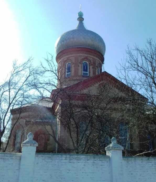 ВСУ обстреляли храм в Лисичанске, заранее разбросав перед ним трупы силовиков