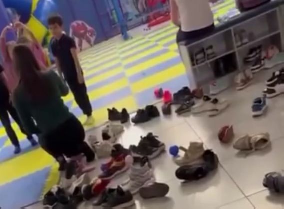 «Я вам приказываю!» — украинская беженка устроила скандал из-за покрытия детской площадки в цветах украинского флага