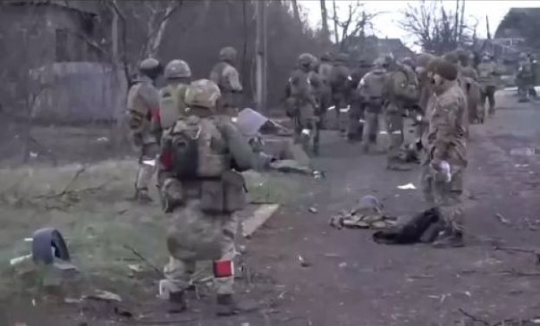 Еще одна массовая сдача в плен украинских морпехов в Мариуполе.