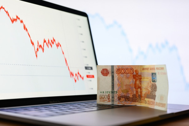 Центробанк РФ внезапно понизил ключевую ставку: Как это решение скажется на курсе рубля, вкладах и кредитах