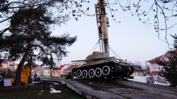 На Украине "победили" памятник советскому танку