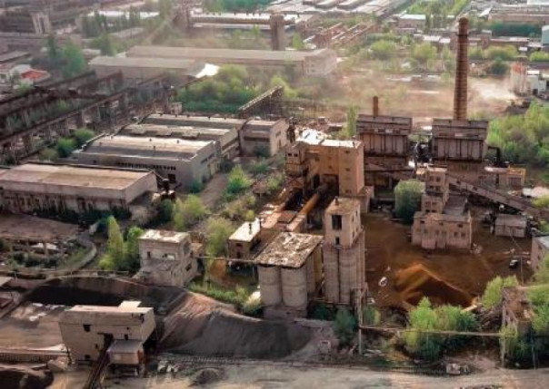 В Харькове горит промзона вокруг тракторного завода