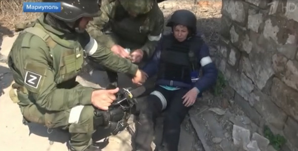 Корреспондент Первого канала Ирина Куксенкова получила ранения, попав в Мариуполе под обстрел националистов
