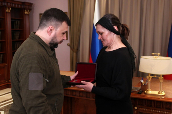 Глава ДНР вручил посмертно Звезду Героя Республики вдове погибшего командира взвода Тараса Гордиенко | В Мариуполе погиб комбат ДНР