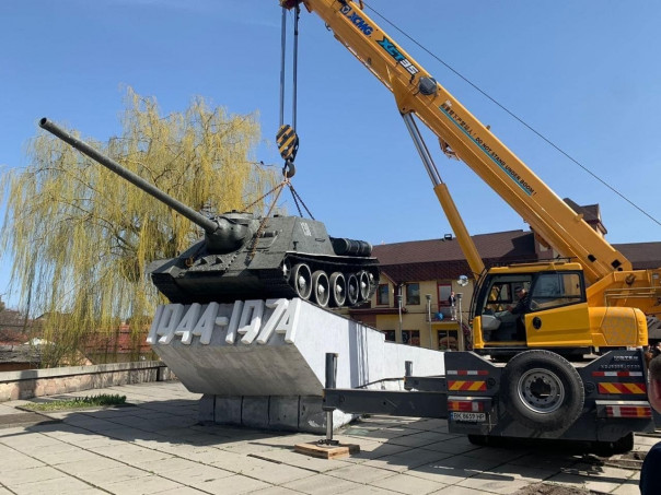 Растоптать память о своих дедах: В Ровно снесли памятник бронетехнике, защитившей мир от фашизма — легендарную СУ-100