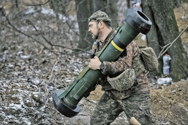 До последнего украинца с «джавелином»: США форсируют милитаризацию Украины