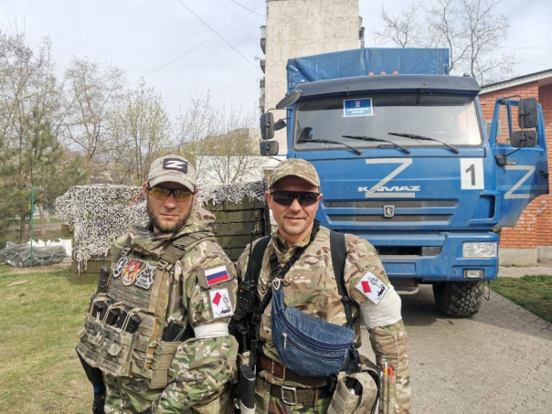 Легендарная украинская бабушка со знаменем Победы появилась на шевронах российских военнослужащих