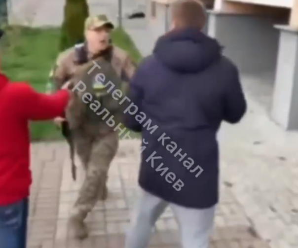 "Сейчас занесу оружие домой и выйду"