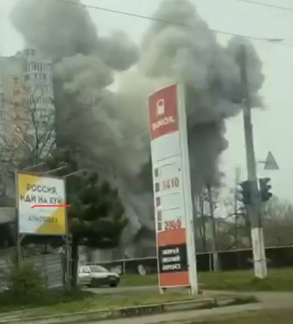 Украинская ПВО опасна для жизни. Над Одессой рагули что-то неудачно сбили.