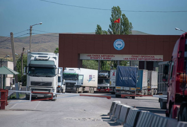 Большегрузный беспредел на границе Киргизии и Казахстана решили прекращать вместе