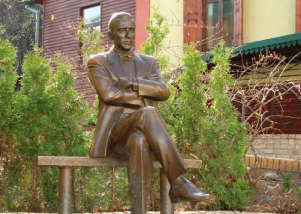 «Разруха не в клозетах, а в головах»: в Киеве хотят снести памятник Булгакову и демонтируют скульптуру в ознаменование воссоединения Украины с Россией