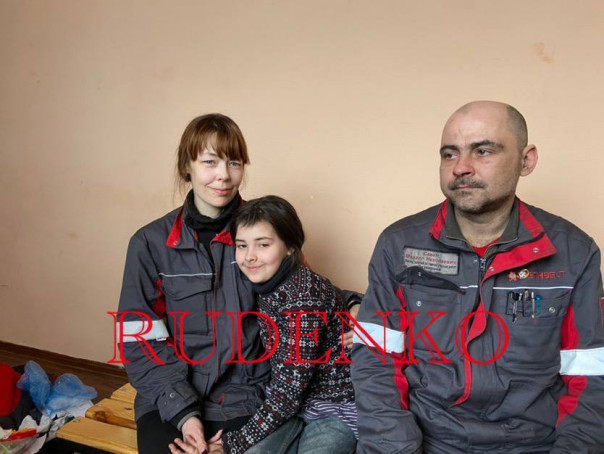 Первые люди, вышедшие с завода Азовсталь.