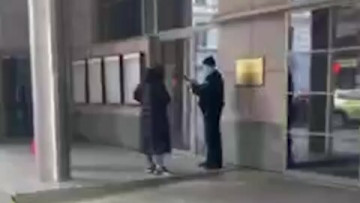 В Латвии беженка из Украины облила краской Московский дом и нахамила местным жителям