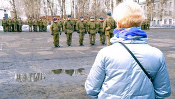 Худых ставят на усиленное питание: армия берет на себя бабушкины обязанности
