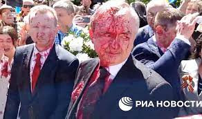 Посла России в Польше облили красной краской на кладбище советских воинов