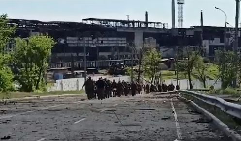 МО России опубликовало кадры очередной сдачи в плен боевиков националистического подразделения «Азов» и украинских военнослужащих