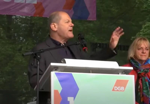 Крикливая речь Шольца с трибуны напомнила вопли Гитлера