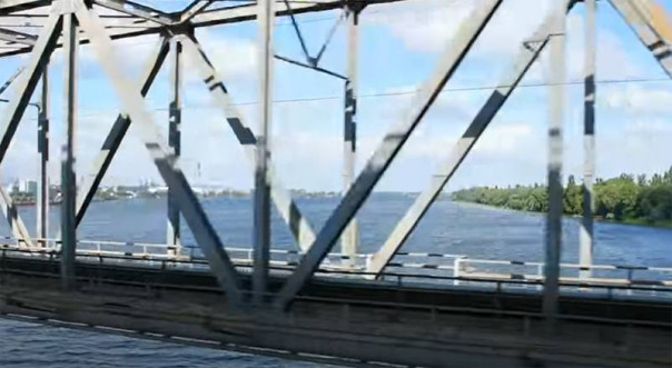 Ракетный удар по автомобильно-железнодорожному мосту через Днепр: видео