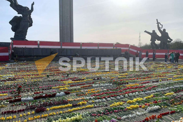 Жители Риги вновь возложили цветы к памятнику Освободителям взамен убранных властями