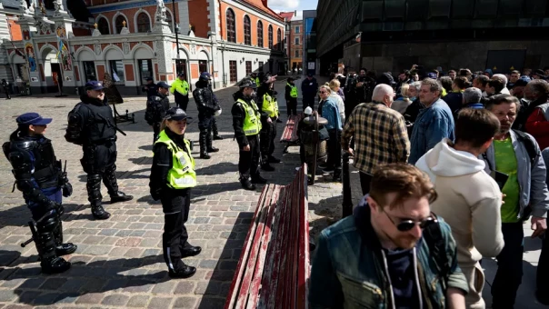 Жители Риги вышли на митинг после решения снести памятник освободителям