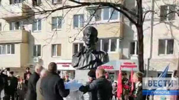 Во Владивостоке задержали женщину, облившую краской памятник Зорге