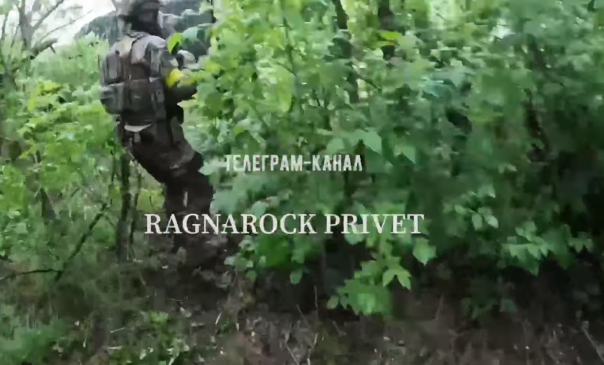 Спринтерский бег по полям: подразделение  укронацистов   напоролось на колону ВС РФ [ 18+]