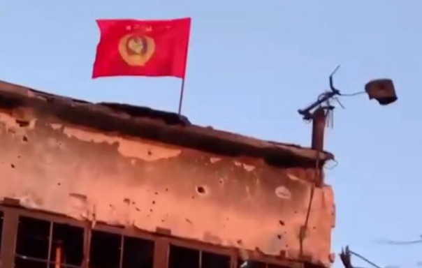 Над «Азовсталью» развeвается флаг с гербом СССР.