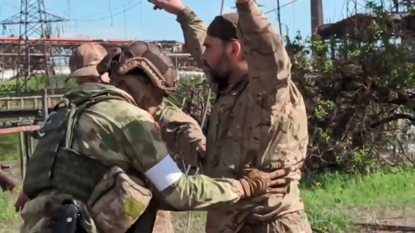 Украинские власти призвали не распространять в СМИ кадры сдачи в плен батальона «Азов»