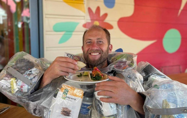 Американский эко-активист месяц надевал на себя весь свой мусор