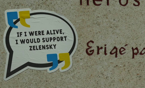 Очередной украинский перфоманс в Европе: Во Франции вандалы наклеили стикеры в поддержку Зеленского на надгробия кладбища Пер-Лашез