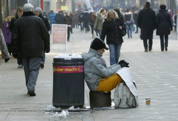 Германия: Каждому третьему работнику не хватает зарплаты