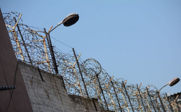 В ДНР впервые показали место содержания пленных боевиков из Мариуполя.