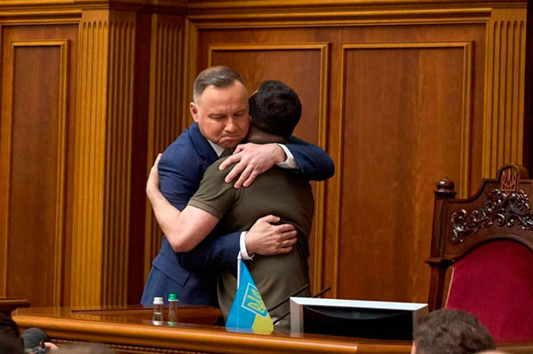 Украинка улыбнулась, а гиена облизнулась