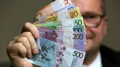 Белоруссия решила проводить выплаты по еврооблигациям в белорусских рублях