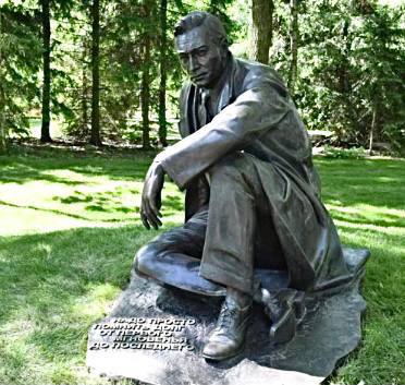 В Москве появился памятник разведчикам-нелегалам — с лицом Вячеслава Тихонова