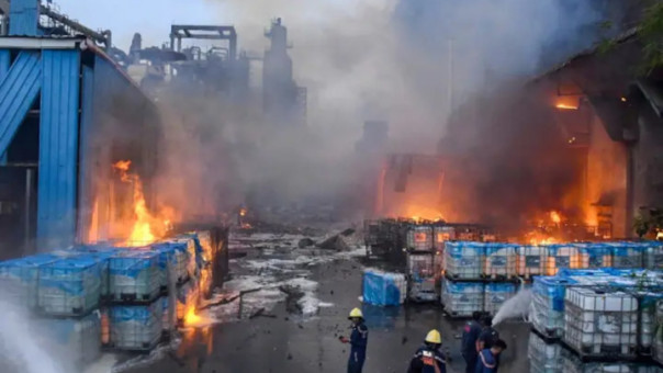 Взрыв и крупный пожар произошли на химическом заводе в Индии