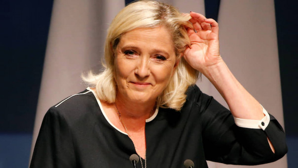 Марин Ле Пен забросали яйцами