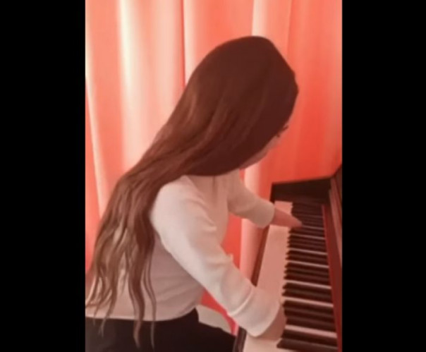 Донбасс. У девочки нет рук. Она играет Моцарта для защитников Отечества.