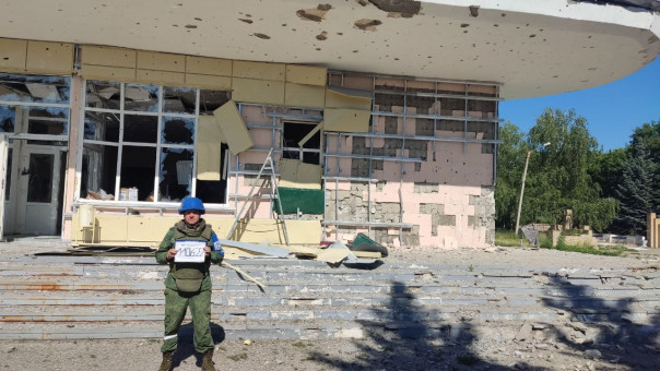 В результате обстрела Первомайска (ЛНР) со стороны ВСУ повреждены здание администрации и школа искусств