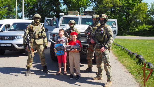 Росгвардейцы поздравили 8-летнего Алешу с Днем России