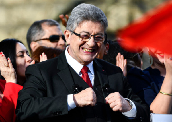 Елисейский дворец в панике: Меланшон пришел к финишу нос к носу с Макроном