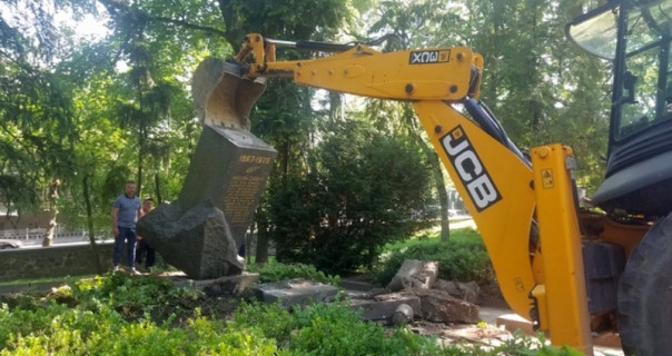 Неонацисты опять подобрались к героям. Владимир Скачко