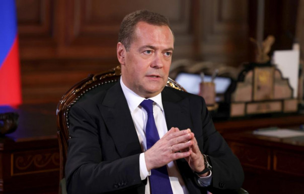 Медведев: США должны приползти и умолять о переговорах с РФ