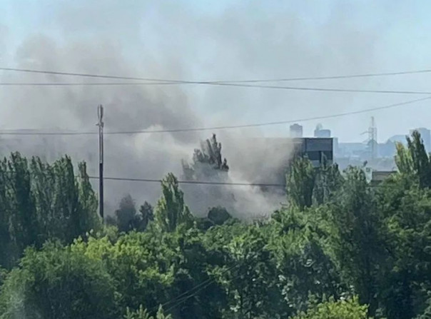 Донецк вновь под артиллерийским обстрелом укрофашистов, над заводом "Топаз" клубится дым. По городу Комсомольское нанесён удар "Точкой-У"