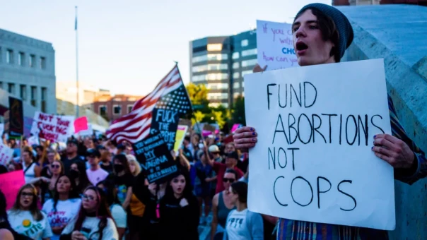 «Выкидыш» демократии: Байден спровоцировал в США общенародный бунт в защиту абортов